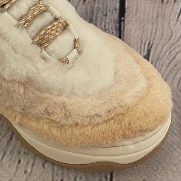 NWT Katy Perry The Fuzz fur low-top sneakers in white/nude 7 1/2 - Picture 1 of 8